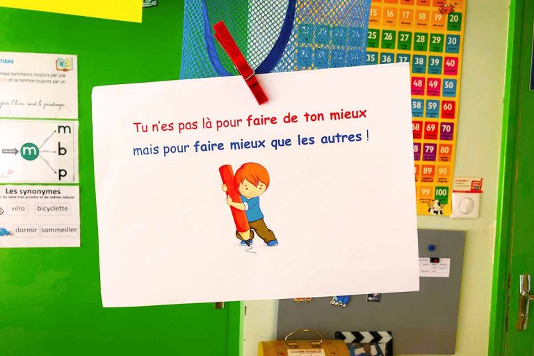 Polémique : cette enseignante affiche dans sa classe des messages qui choquent les parents d’élève