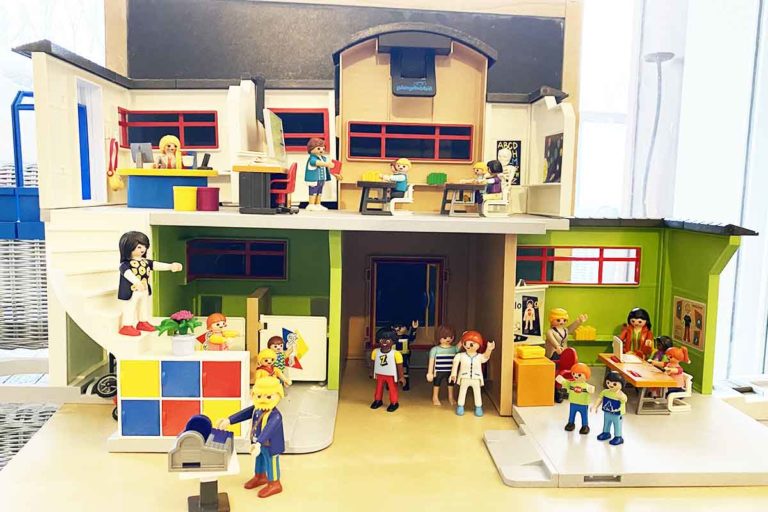 Bienvenue dans l’école des Playmobil de la confiance