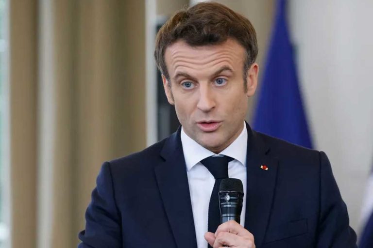 Emmanuel Macron veut tester des écoles où les enseignants “se sortiraient un peu les doigts”