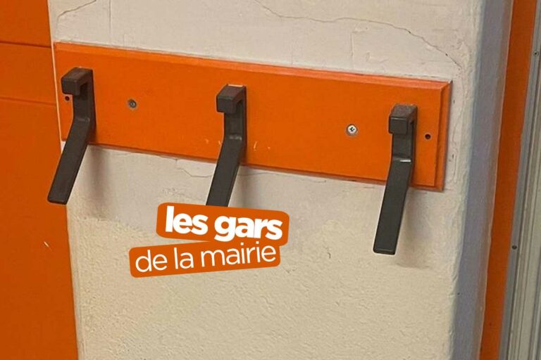 Pose d’un porte-manteaux, 10 travaux des gars de la mairie